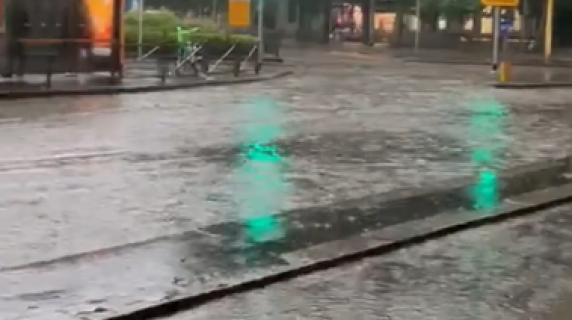Temporale a Milano, la bomba d'acqua di domenica 6 luglio: strade e piazze allagate e alberi caduti