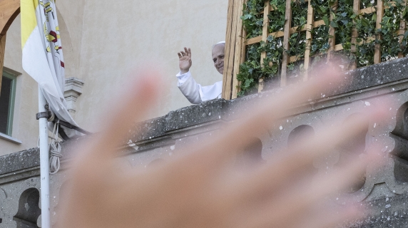 Castel Gandolfo, Papa Leone XIV (a piedi) saluta i fedeli: il Pontefice nella residenza dove Francesco non è mai stato