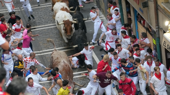 Pamplona, al via la corsa dei tori: animali a terra e sei feriti alla festa di San Firmin: il video