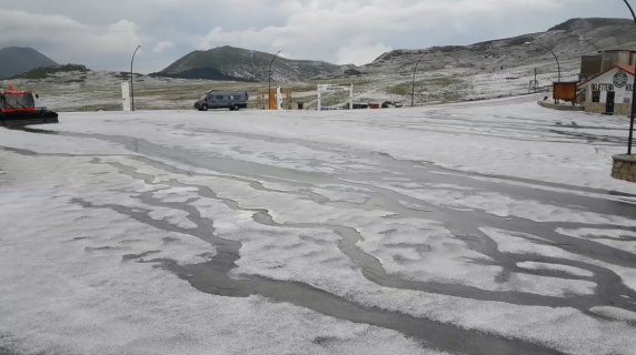 Grandine e strade imbiancate a Campocatino nel frusinate