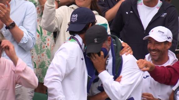 Le lacrime del papà di Cobolli dopo la vittoria