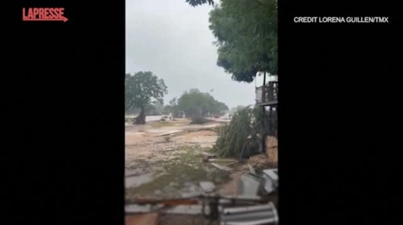Texas, un uomo è isolato e circondato dalle acque, ecco come lo salvano
