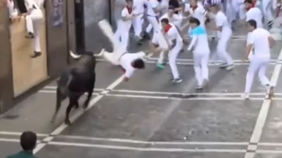 Corsa dei tori a Pamplona, un animale resta isolato e semina il panico: c'è un incornato