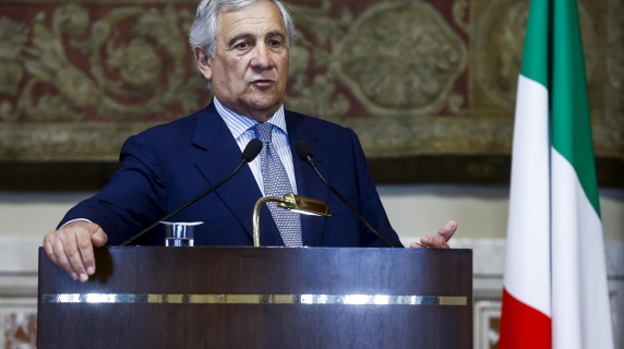 Tajani: «Sono il ministro degli Esteri più sfigato, con due guerre e i dazi»