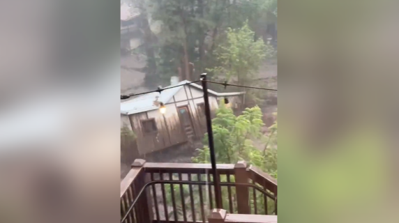 L'alluvione in New Mexico si porta via una casa intera