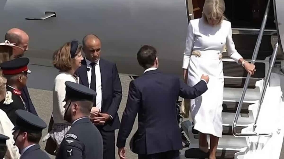 Macron offre la mano a Brigitte mentre scende dall'aereo, ma lei la rifiuta 