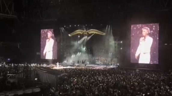 Robbie Williams omaggia il calciatore Diogo Jota e gli dedica "Angels"