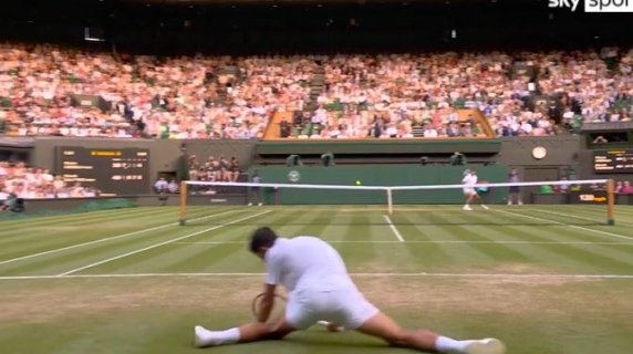 Djokovic rischia grosso, cade male in spaccata