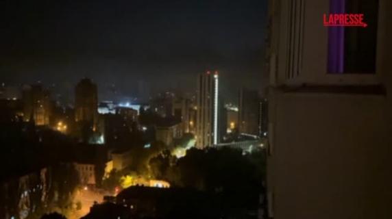 Massiccio attacco russo su Kiev: il video delle esplosioni e i soccorsi