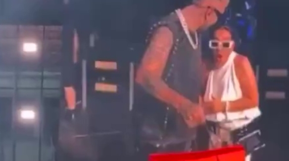 Lazza con la mamma sul palco a San Siro: il regalo della Birkin e le polemiche
