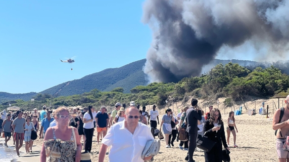 Grosseto, incendio nel campeggio Santapomata vicino a Roccamare: pineta in fiamme, a centinaia scappano in spiaggia (anche Rosy Bindi)