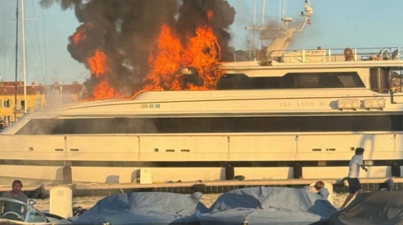 Saint-Tropez: superyacht da 80.000 euro a settimana in fiamme nel porto dei super ricchi