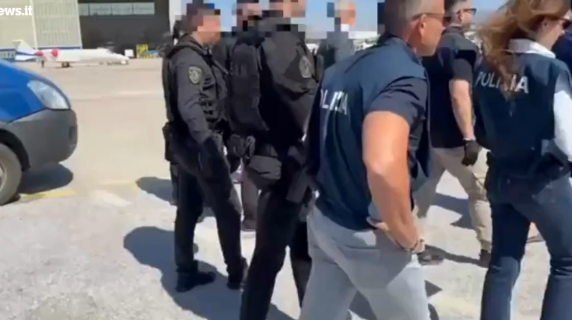 Il delitto di Villa Pamphili: Kaufmann estradato dalla Grecia in ciabatte. È accusato dell'uccisione della figlia e della compagna