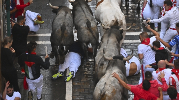 Pamplona, sesta corsa dei tori a San Fermin: 5 feriti