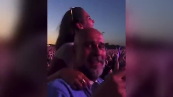 Pep Guardiola fischiato al concerto-reunion degli Oasis