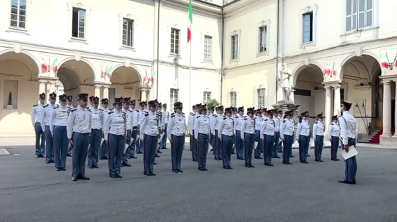 Kepì in aria alla Teulié di Milano: i cadetti e la maturità alla scuola militare dell'esercito italiano