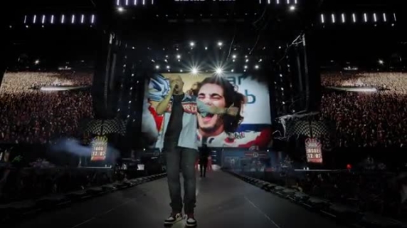 Max Pezzali all'Autodromo di Imola, il video: gli 85.000 cantano «Gli anni» e «Nessun rimpianto» e l'omaggio a Ayrton Senna