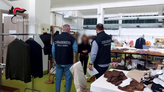 Loro Piana, l'ispezione dei carabinieri del lavoro nell'opificio con lavoratori in nero