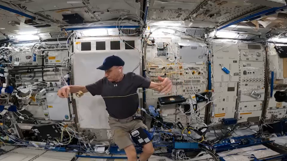 L'astronauta gioca a yoyo nello spazio: «Ecco come si fa senza gravità»