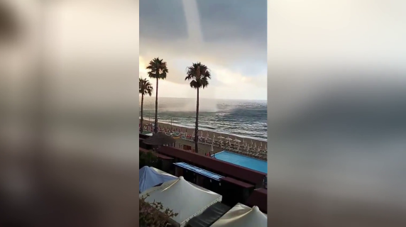 Tromba marina sulla spiaggia di Savona: le immagini spettacolari