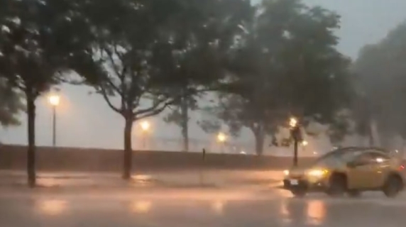 New York colpita da una violenta tempesta: venti intensi e piogge torrenziali