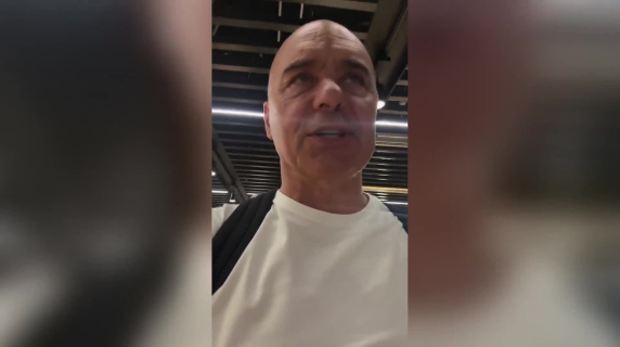 Luca Zingaretti, denuncia social dall'aeroporto di Fiumicino: «La moglie di un politico è passata davanti a tutti»
