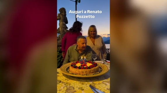 Renato Pozzetto, la festa di compleanno a Laveno Mombello con figli, nipoti e gli amici Massimo Boldi e Andrea Pucci