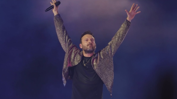 Cesare Cremonini chiude il tour e annuncia i concerti del 2026: il video con le immagini più belle dei live 2025