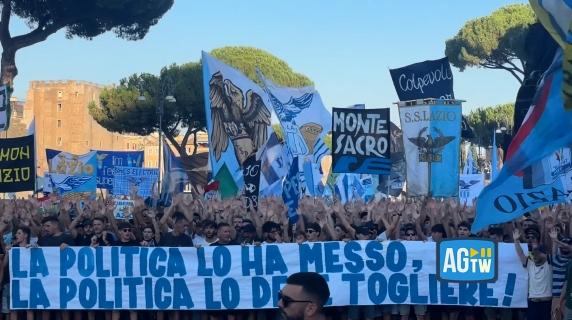La contestazione dei tifosi laziali a Lotito: «La politica lo ha messo, la politica lo deve togliere»