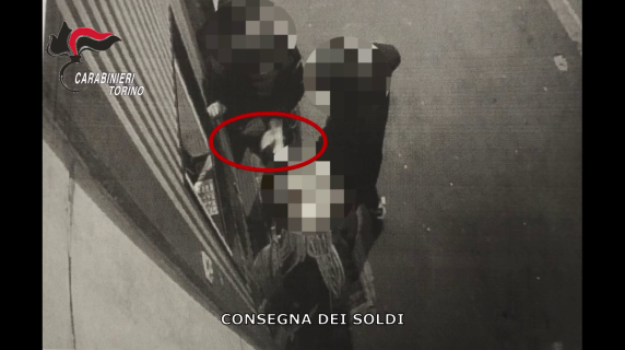 Torino, adesca un 23enne su un sito di incontri, lo rapina e lo lascia in mutande: arrestati una donna e il suo complice