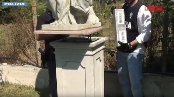 Così a Gioia Tauro aveva nascosto 30 chili di cocaina dentro una statua: il video della polizia