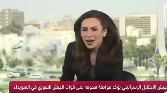 La giornalista colta di sorpresa dalle bombe di Israele sul quartier generale militare a Damasco durante la diretta: il boato e la fuga