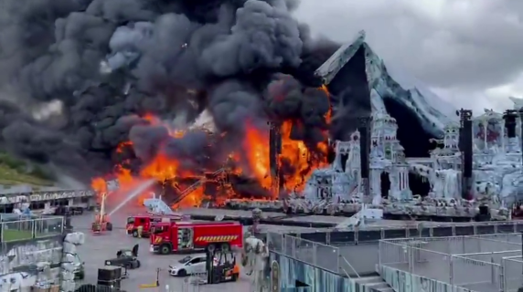 In fiamme il palco del festival Tomorrowland: è stato distrutto da un gigantesco incendio