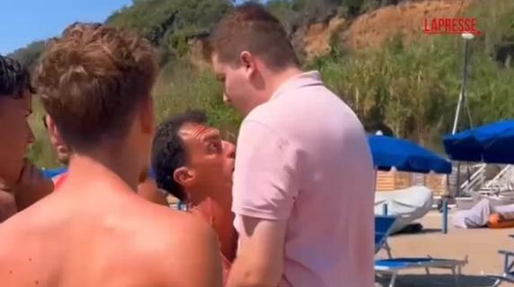Rimuove il cartello« spiaggia privata»: Hallissey (+Europa) aggredito a Lavinio, vicino Roma