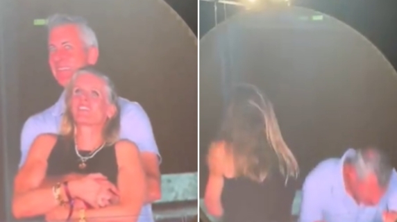 Coppia inquadrata dalla kiss cam al concerto di Coldplay, si nasconde imabrazzata dalle telecamere. Tradimento smascherato?