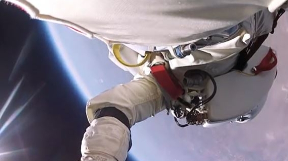 Il salto nella stratosfera visto da Felix Baumgartner: il video