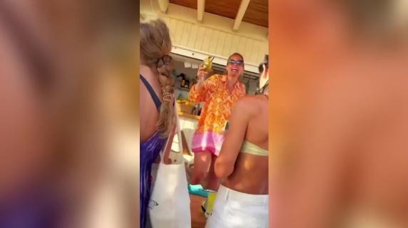 Sonia Bruganelli serve ai tavoli in un chiringuito a Formentera
