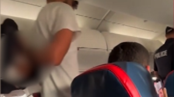 Prova ad aprire il portellone dell'aereo in viaggio verso Detroit: volo dirottato, il video dell'arresto