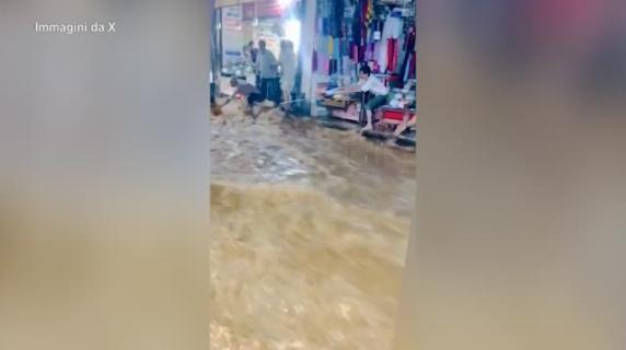 Alluvioni in India, persone trascinate dall'acqua ad Ajmer: i video sui social