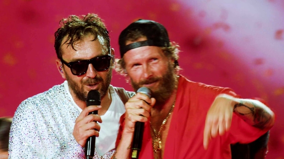Cesare Cremonini, l'esplosivo duetto con Jovanotti: «L'ombelico del mondo» all'Olimpico