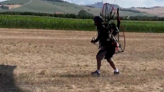 Felix Baumgartner, la fidanzata pubblica il video del decollo: “L’ultimo volo non è mai atterrato”