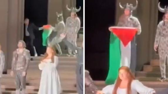Espone la bandiera della Palestina sul palco della Royal Opera House durante una rappresentazione