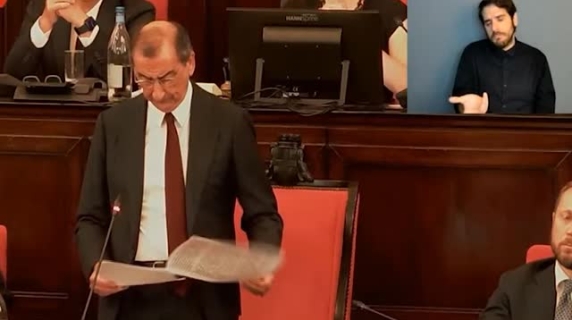 (LaPresse) “Al consigliere Marcora che ha ritenuto di avere un momento di fama” pubblicando “la mia foto da galeotto vorrei dire che ho segnalato il suo gesto ai vertici del suo partito, al presidente del Consiglio e al presidente del Senato...