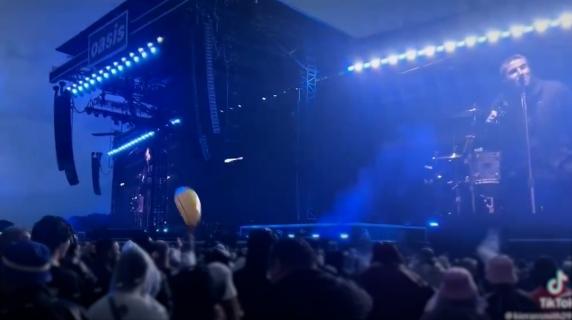 Gli Oasis in concerto contro le kiss-cam dopo il caso Coldplay: «Tranquilli piccioncini, qui non abbiamo quella telecamera di m...»
