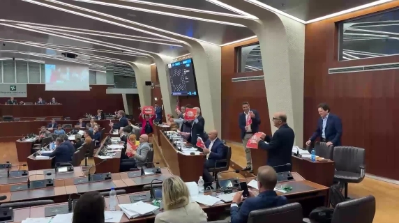 Regione Lombardia, il centrosinistra alza i cartelli contro i tagli