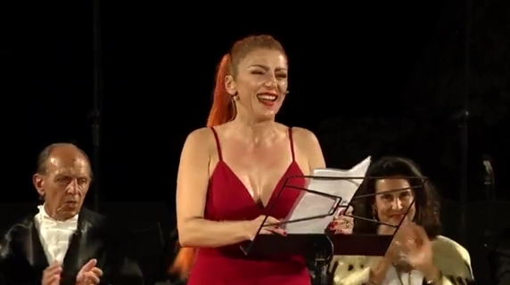 Gabriella Greison ai giovani laureati: «Prendetevi il futuro senza paura e insegnate a tutti che un’equazione può cambiare il mondo»
