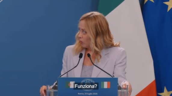Italia-Algeria, il traduttore di Tebboune non funziona: Meloni gli parla in francese