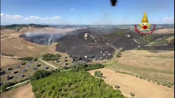 Certaldo, l'incendio nei campi con l'impianto fotovoltaico: il video dall'alto