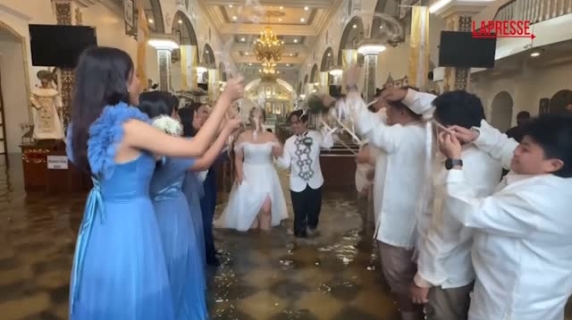 Filippine, alluvione non ferma matrimonio: coppia si sposa in una chiesa allagata