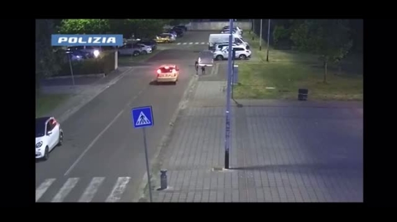 Firenze, la spaventa col dobermann e le ruba l'auto